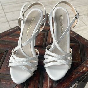 Fabulicious ⭐️white high heel shoes NWOT